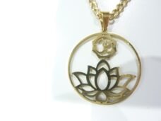 Collier pendentif Om fleur de Lotus ref Or