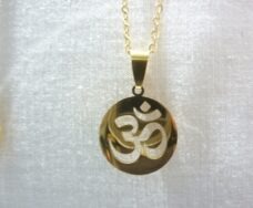 Collier pendentif Om en acier inoxydable ref or