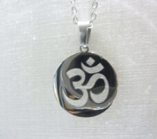 Collier pendentif Om en acier inoxydable ref argent