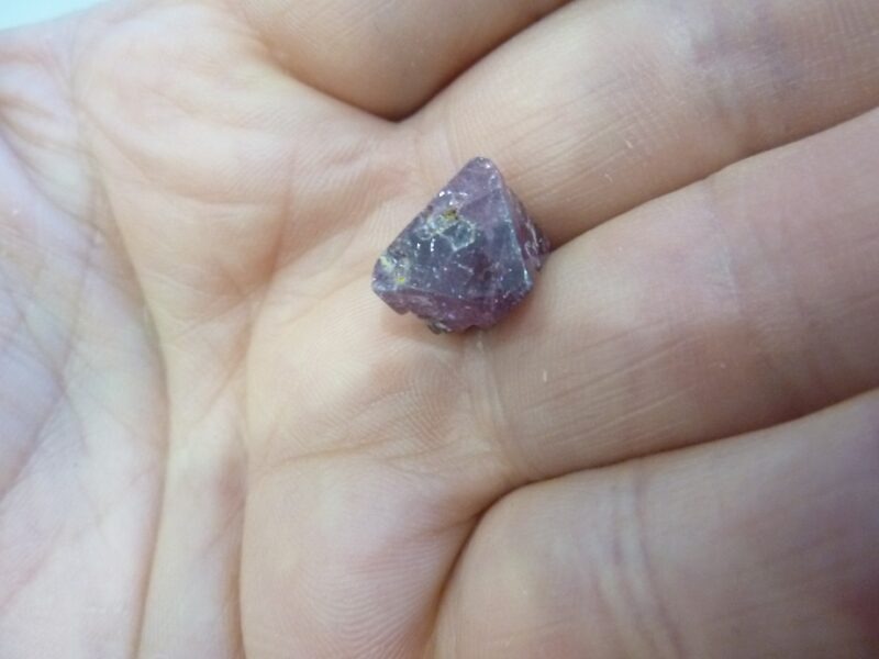 Spinelle violet brut gemme 2,6 gr 13 carats pierre rare et exceptionnelle
