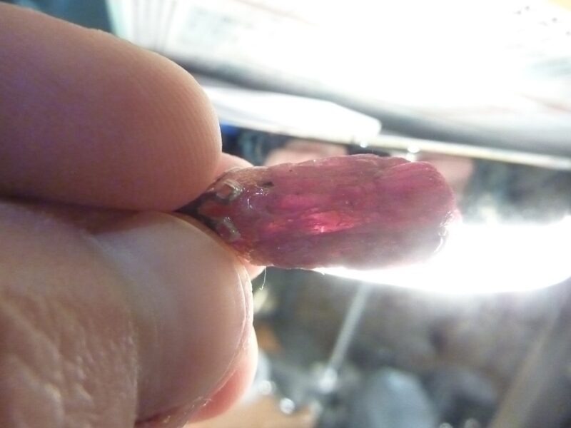 Pendentif spinelle rouge brut pierre rare et exceptionnelle ref 241