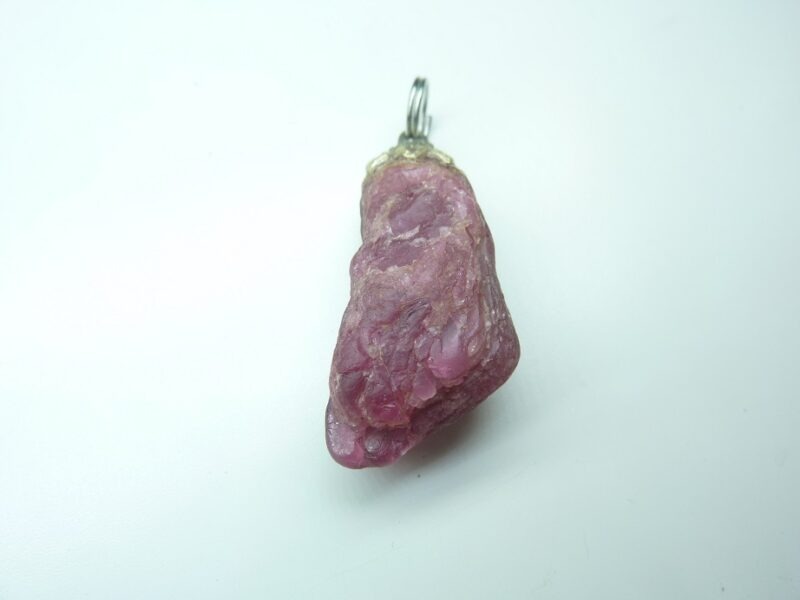 Pendentif spinelle rouge brut pierre rare et exceptionnelle ref 241