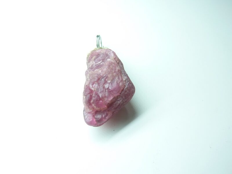 Pendentif spinelle rouge brut pierre rare et exceptionnelle ref 241