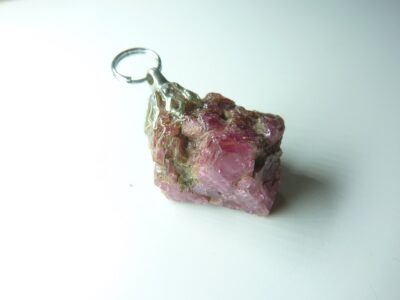 Pendentif spinelle rouge brut pierre rare et exceptionnelle ref 1601