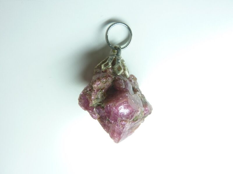 Pendentif spinelle rouge brut pierre rare et exceptionnelle ref 1601