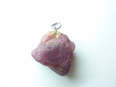 Pendentif spinelle rouge brut pierre rare et exceptionnelle ref 324