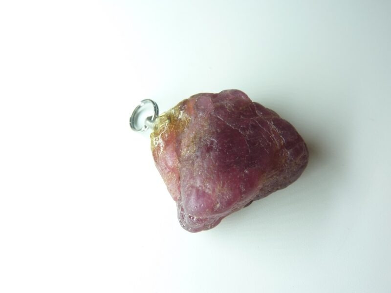 Pendentif spinelle rouge brut pierre rare et exceptionnelle ref 324