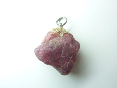 Pendentif spinelle rouge brut pierre rare et exceptionnelle ref 324