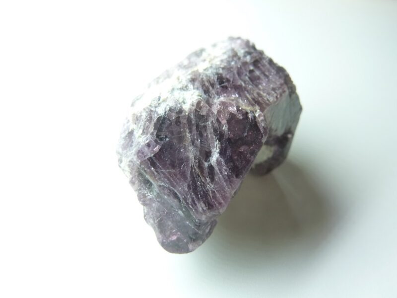 Spinelle violet brut gemme 23,6 gr 118 carats pierre rare et exceptionnelle