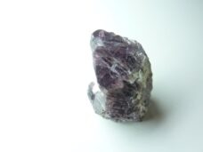 Spinelle violet brut gemme 23,6 gr 118 carats pierre rare et exceptionnelle