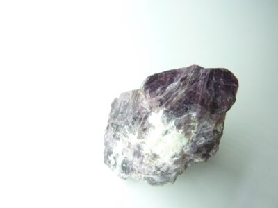 Spinelle violet brut gemme 23,6 gr 118 carats pierre rare et exceptionnelle