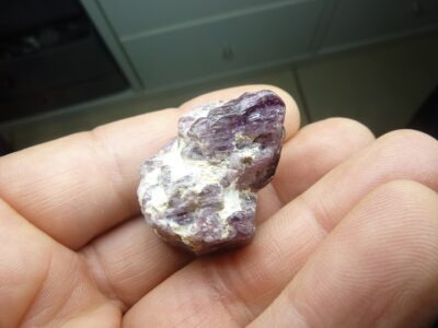 Spinelle violet brut gemme 23,6 gr 118 carats pierre rare et exceptionnelle