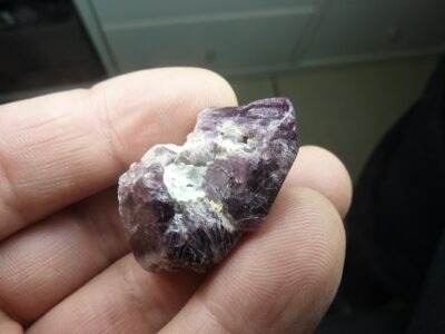 Spinelle violet brut gemme 23,6 gr 118 carats pierre rare et exceptionnelle