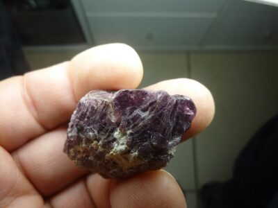 Spinelle violet brut gemme 23,6 gr 118 carats pierre rare et exceptionnelle