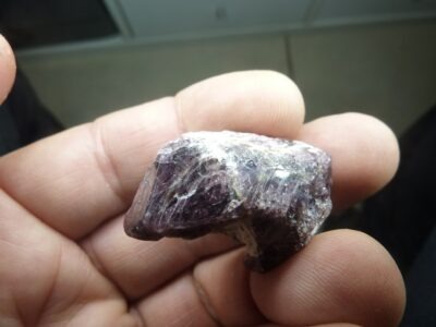 Spinelle violet brut gemme 23,6 gr 118 carats pierre rare et exceptionnelle