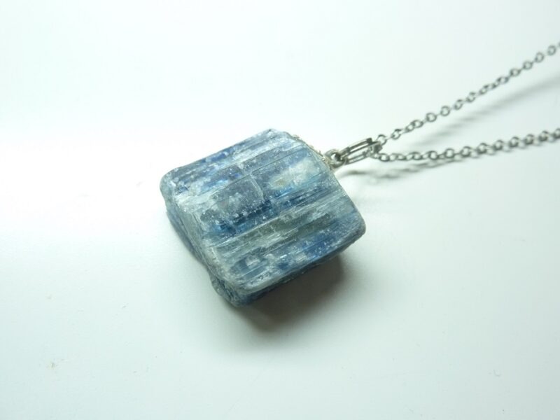 Pendentif Cyanite Disthène avec chaine acier inoxydable 45 cm GG 74