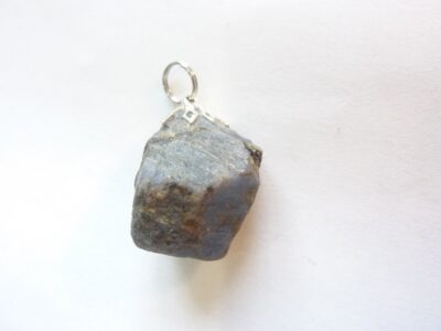 Pendentif Saphir brut GG 0311 + Chaine acier inoxydable 45 cm 