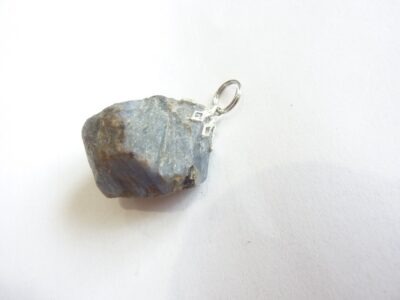 Pendentif Saphir brut GG 0311 + Chaine acier inoxydable 45 cm 
