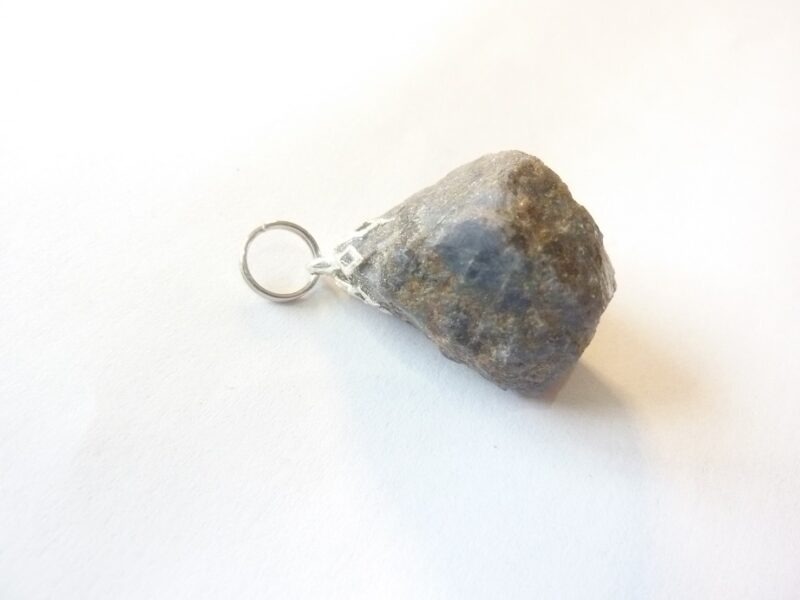 Pendentif Saphir brut GG 0311 + Chaine acier inoxydable 45 cm