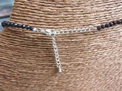 Collier Spinelle noir perles à facettes