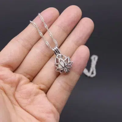 Collier pendentif fleur de Lotus phosphorescent bleue