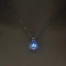 Collier pendentif fleur de Lotus phosphorescent bleue