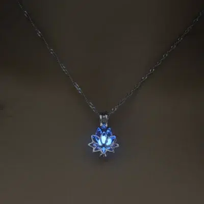 Collier pendentif fleur de Lotus phosphorescent bleue