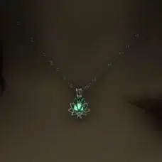 Collier pendentif fleur de Lotus phosphorescent vert