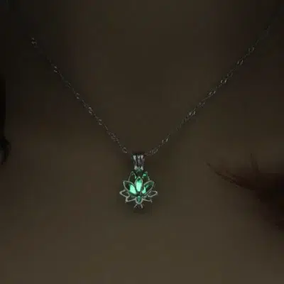 Collier pendentif fleur de Lotus phosphorescent vert