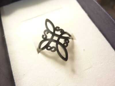 Bague ajustable Nœud de sorcière (Wiccan) noir ref 01
