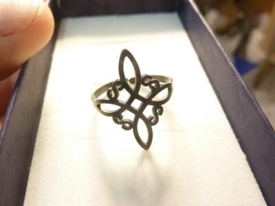 Bague ajustable Nœud de sorcière (Wiccan) noir ref 01