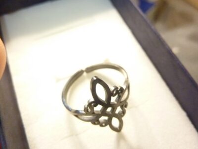 Bague ajustable Nœud de sorcière (Wiccan) noir ref 01