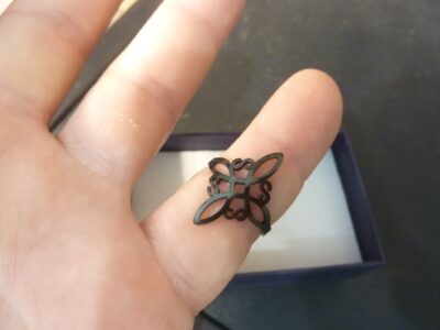 Bague ajustable Nœud de sorcière (Wiccan) noir ref 01