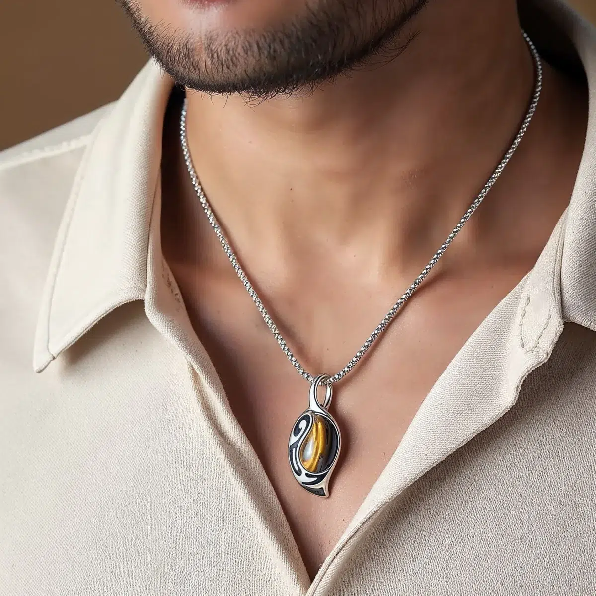 Pendentif Œil de Tigre – Bouclier Tribal