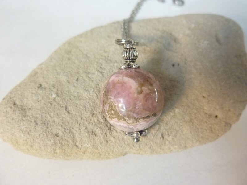 Pendentif Rhodochrosite sphère 18 cm + chaine acier inoxydable 50 cm