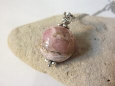 Pendentif Rhodochrosite sphère 18 cm + chaine acier inoxydable 50 cm