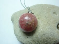 Pendentif Rhodochrosite sphère 20 mm + chaine acier inoxydable 50 cm