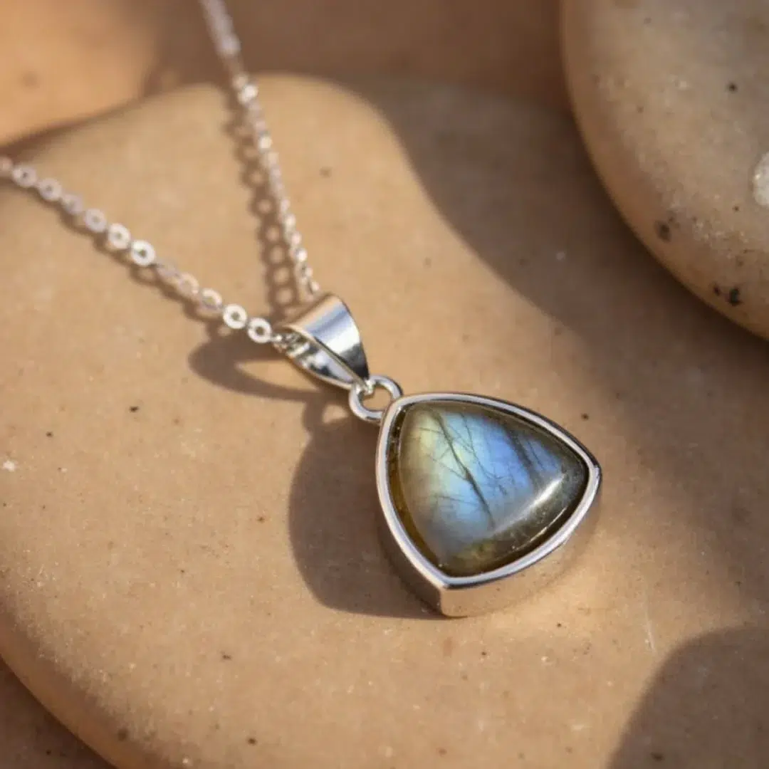 Pendentif protection Labradorite + chaine acier inoxydable 50 cm