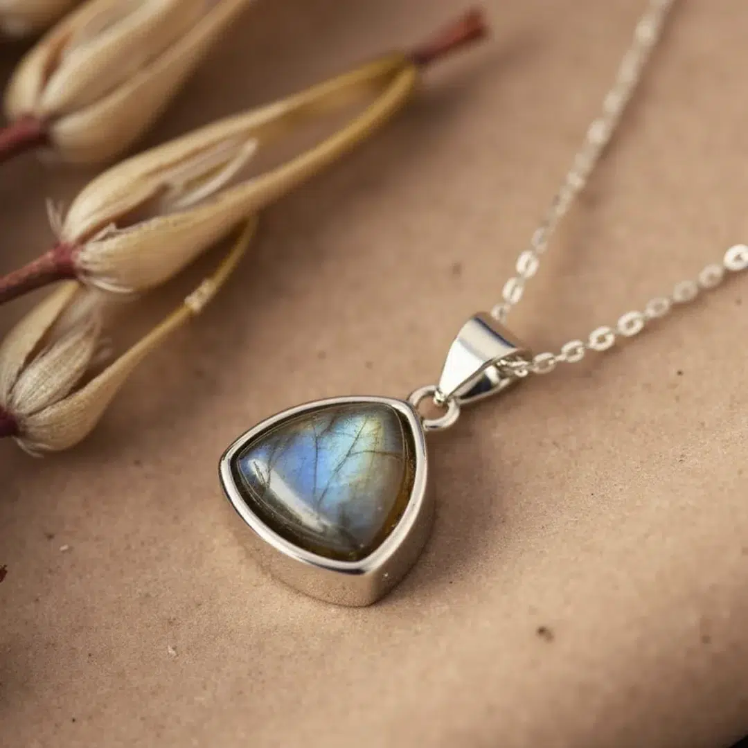 Pendentif protection Labradorite + chaine acier inoxydable 50 cm