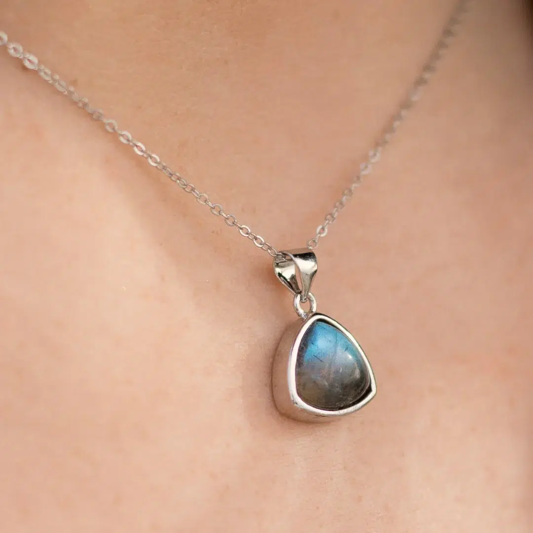 Pendentif protection Labradorite + chaine acier inoxydable 50 cm