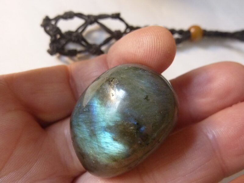 Collier pendentif Labradorite avec cordage solide