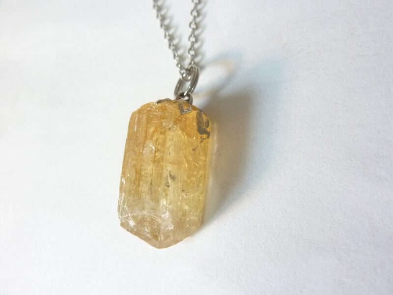 Pendentif Topaze impériale 5,3 gr ref 1109 + chaine acier inoxydable 60 cm