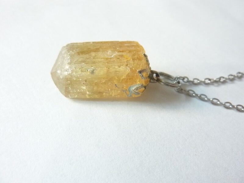 Pendentif Topaze impériale 5,3 gr ref 1109 + chaine acier inoxydable 60 cm