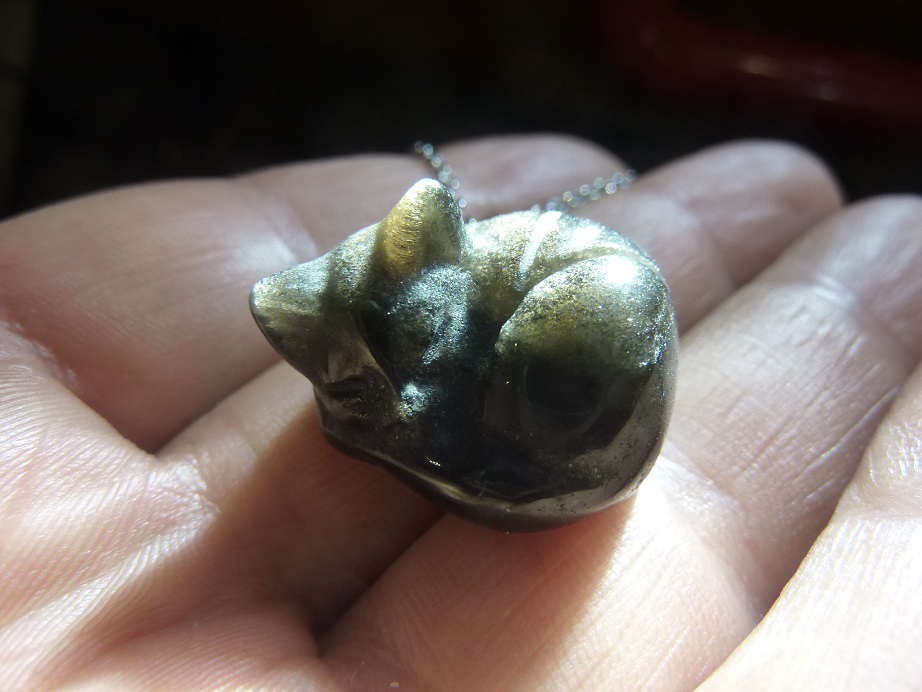 Pendentif chat endormi Obsidienne dorée + chaine acier inoxydable 50 cm