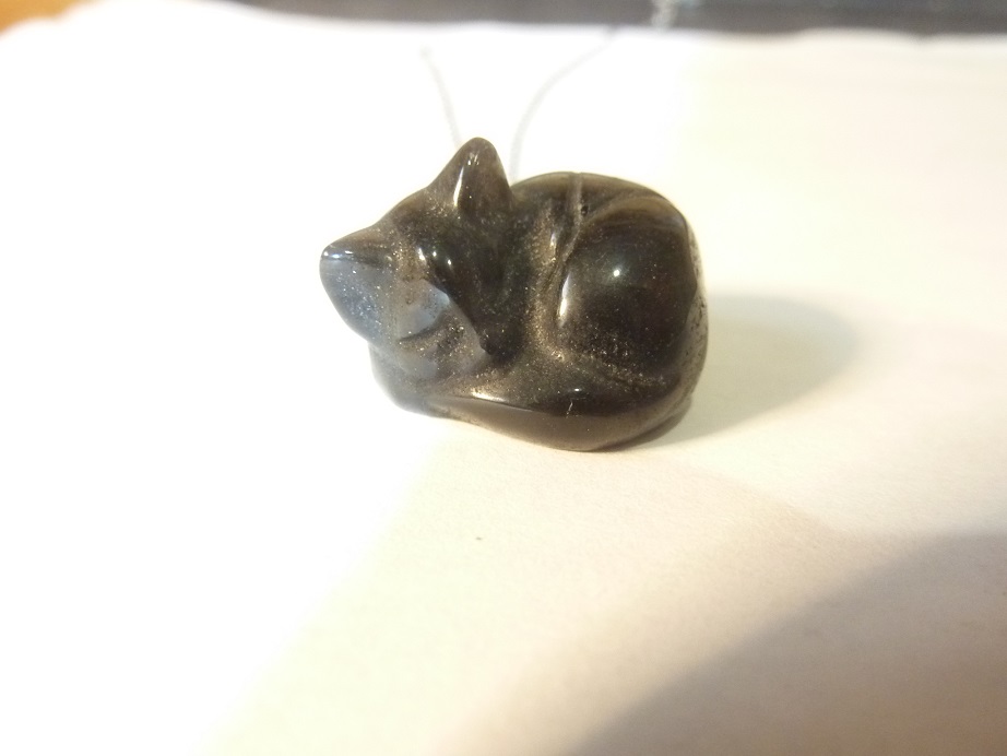 Pendentif chat endormi Obsidienne dorée + chaine acier inoxydable 50 cm