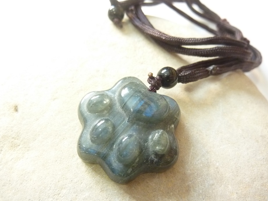 Collier pendentif patte de chat en Labradorite