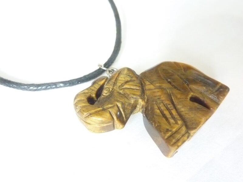 Pendentif éléphant en Œil de Tigre + collier cordon en coton cirée