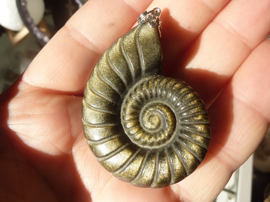 Pendentif Amonite Obsidienne dorée + cordon en coton cirée 56 cm