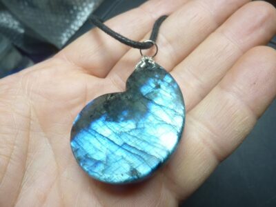 Pendentif amonite Labradorite spécial pour thérapeute 25 gr GG 0311