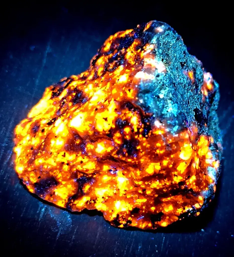 Yooperlite : Origine, composition, histoire, propriétés et vertus en lithothérapie